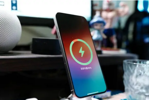 扎赉特苹果15换屏服务分享用什么充电器给iPhone15充电更好 